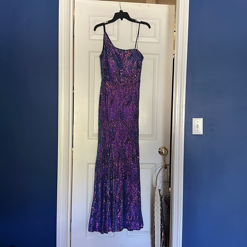 Nightway
Long One Shoulder Swirl Patterened Sequins